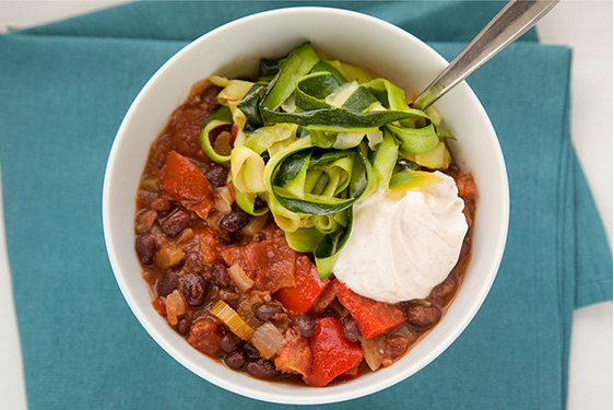 Chili de frijoles negros, yogurt de paprika y zucchini