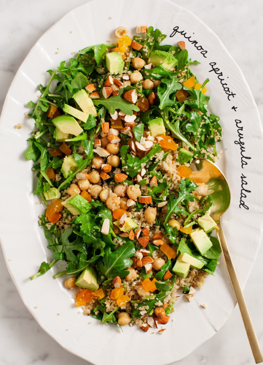 Quinoa, durazno y arúgula