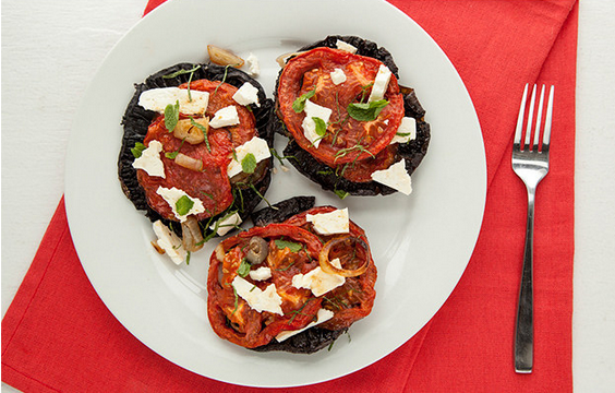 Tapas de Portobello con queso Feta, tomate manzano y hierba buena