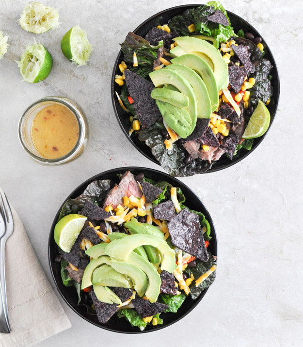 Ensalada mexicana con tortilla negra