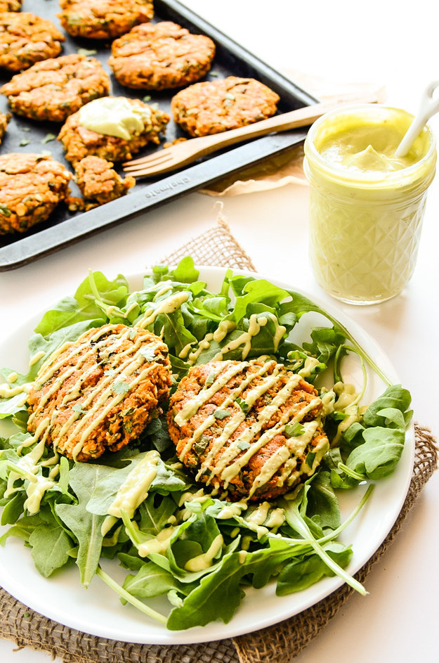 Tortitas de papa dulce y lentejas con salsa de aguacate y limón