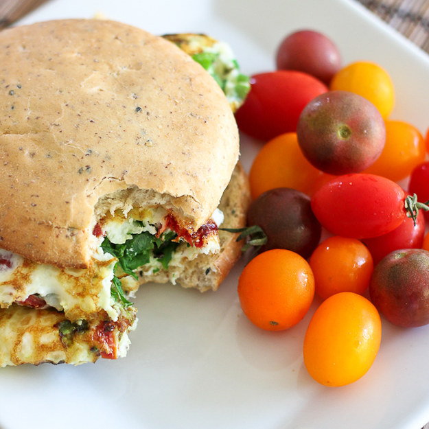 Sandwich de omelette de espinaca y tomates cherry