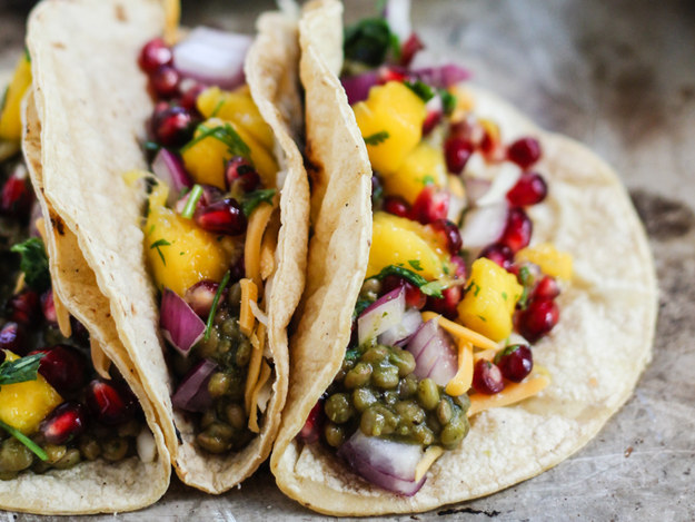 Tacos con salsa verde, lentejas, mango y granada