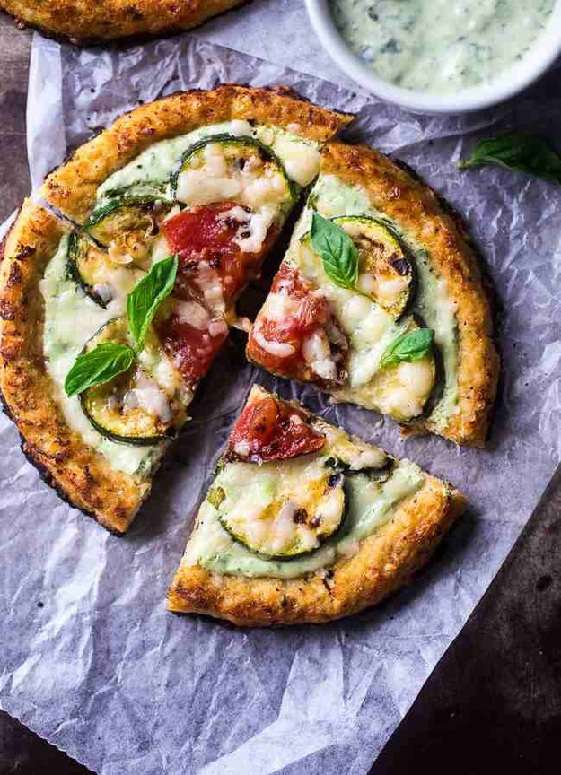 Pizza de coliflor con pesto de yogurt griego y vegetales asados