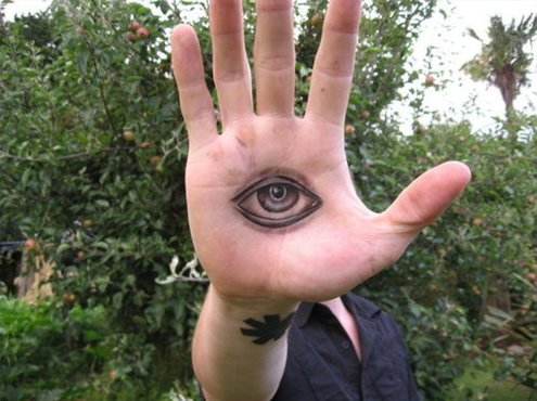 Tatuaje de ojos en la mano