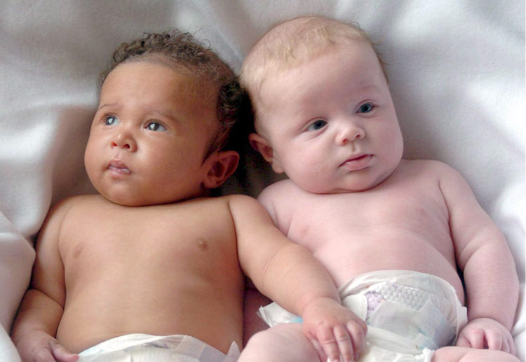 Pueden ser bebés de distinta raza