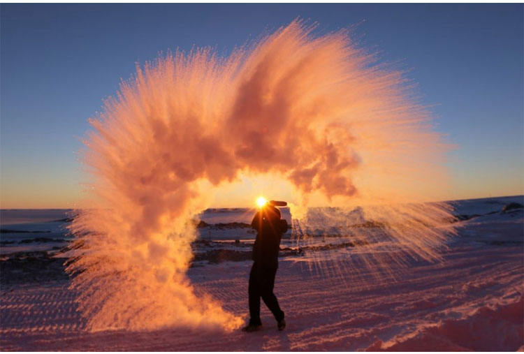 Esto es lo que sucede cuando arrojas agua caliente en la Antártida, ¡Impresionante!