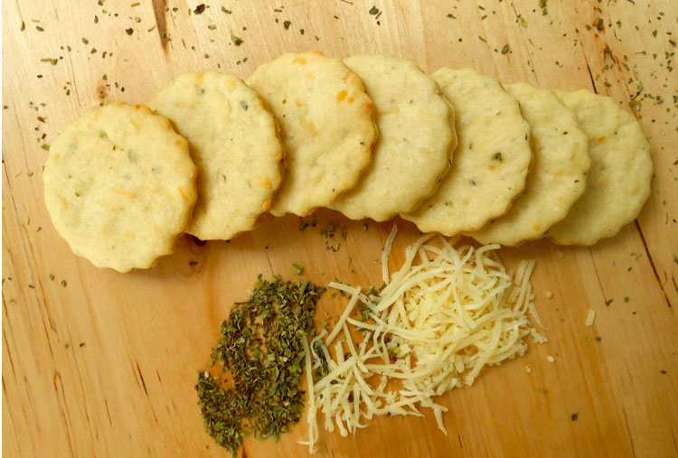 Come galletas saladas o queso