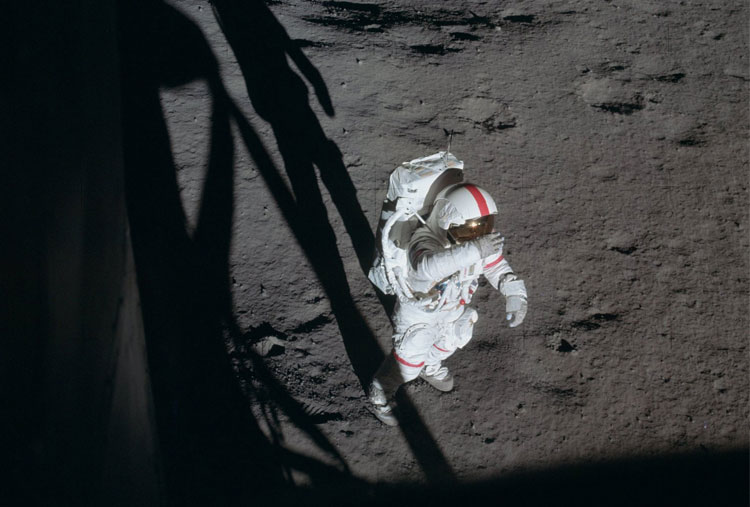 El lento andar sobre la superficie lunar esconde cables ocultos