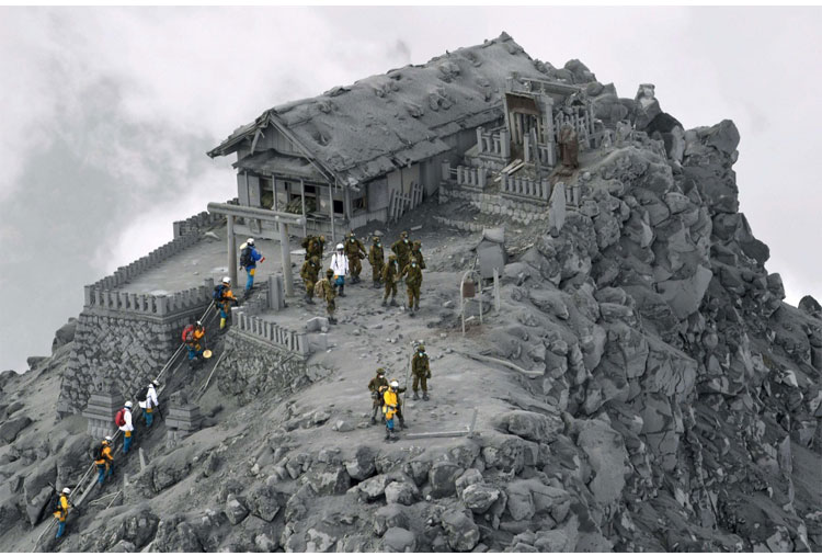 Un templo en Japón quedó cubierto de cenizas después de una erupción del volcán