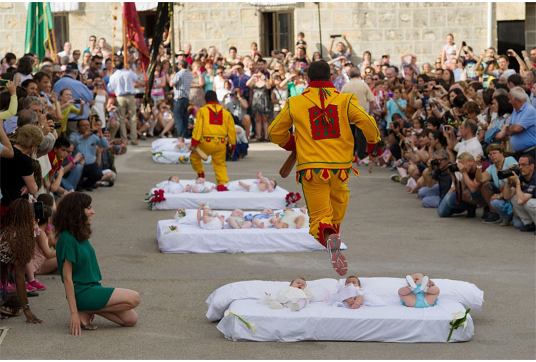 Festiva del salto sobre el bebé