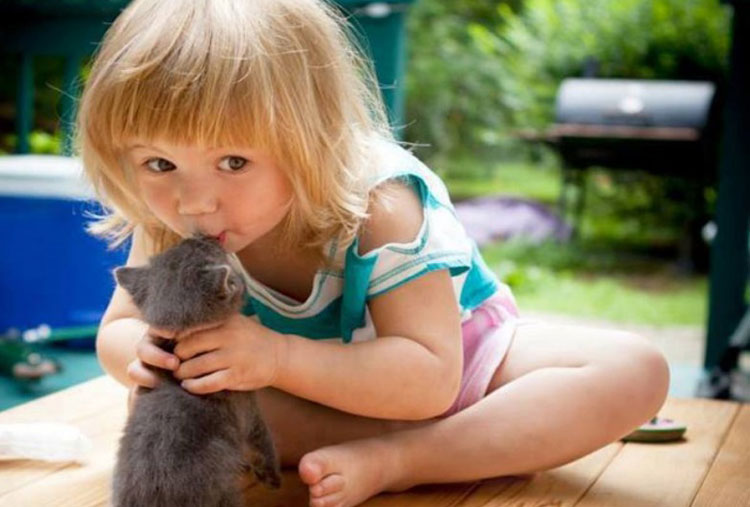 La convivencia entre un niño y su mascota