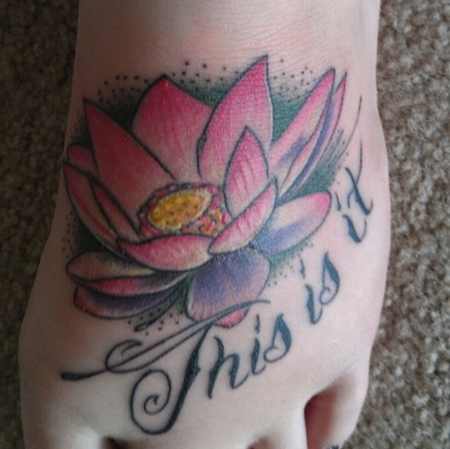 Flor de loto en el pie