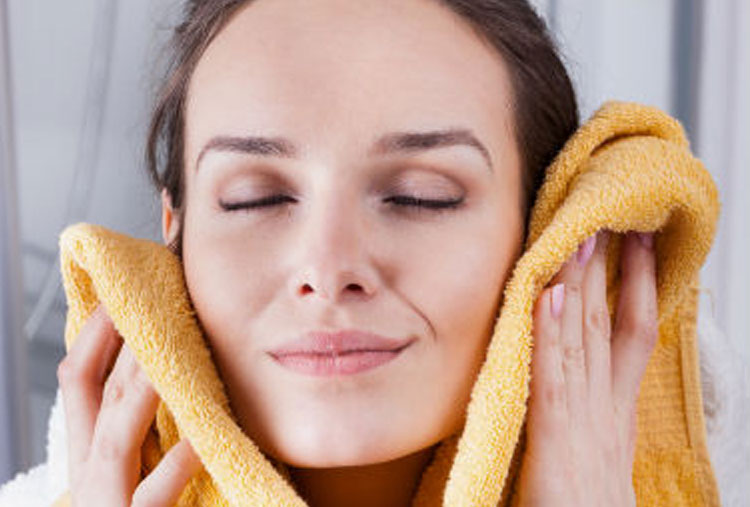 Seca tu rostro con una toalla suave