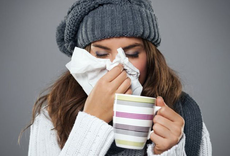 Los resfríos son causados por el clima frío