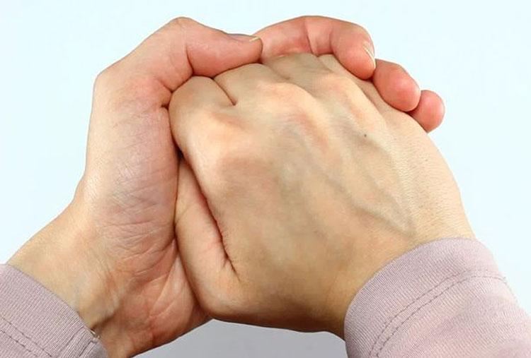 Tronarse los dedos provoca artritis