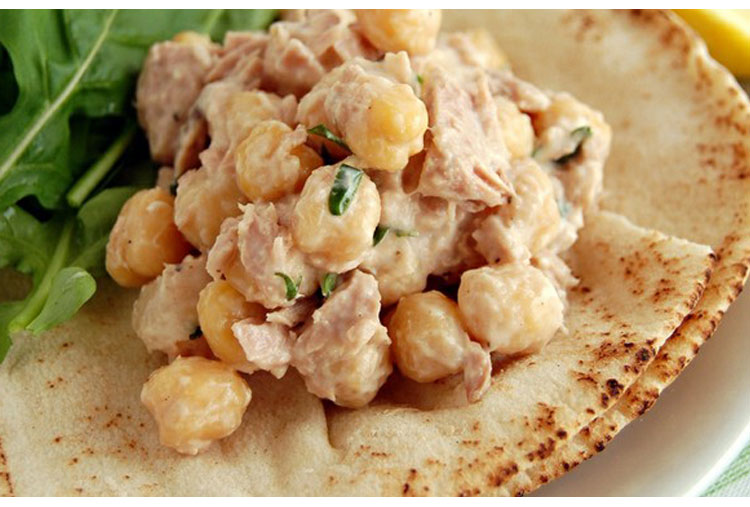 Ensalada de atún y garbanzos en pan de pita