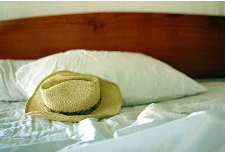 Poner un sombrero sobre la cama