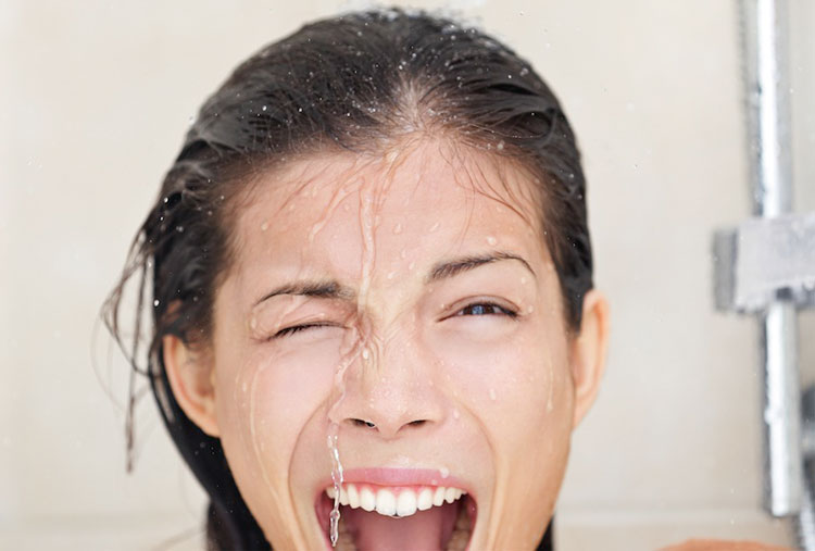 Es necesario acabar con agua fría la ducha