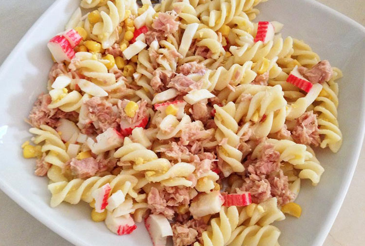 Ensalada de pasta y atún