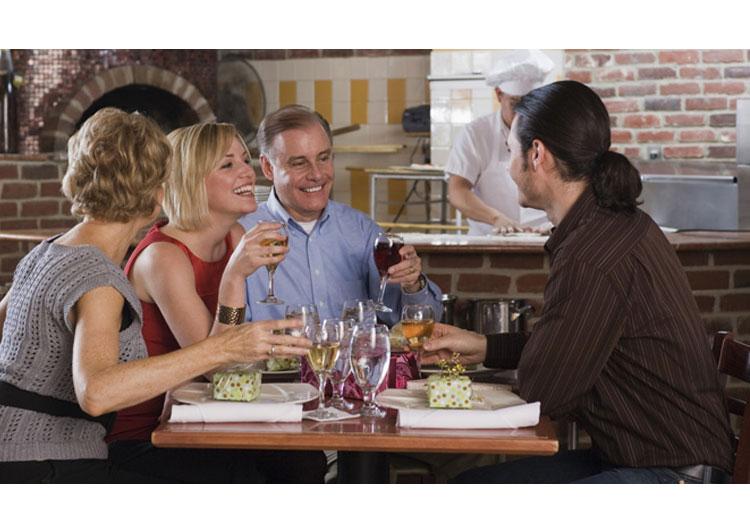 Llevar a tus padres a una cena elegante y que, por supuesto, ¡corra por tu cuenta!