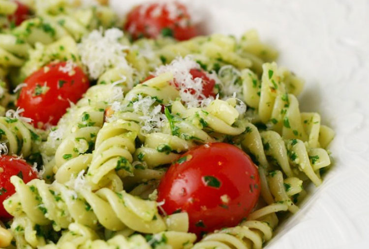 Ensalada de pasta con salsa pesto