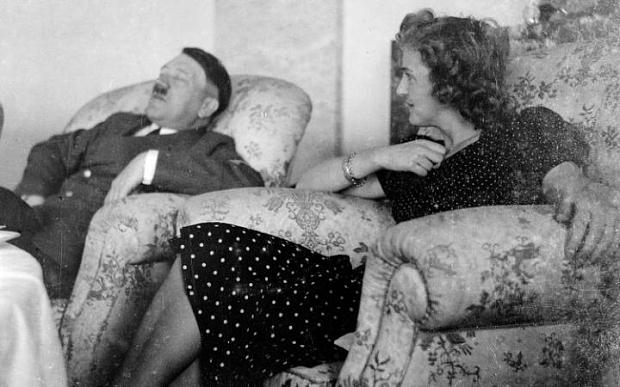 Hitler tomando una siesta