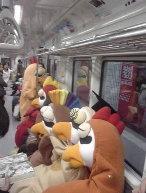 En el metro puedes encontrarte con este tipo de personajes...