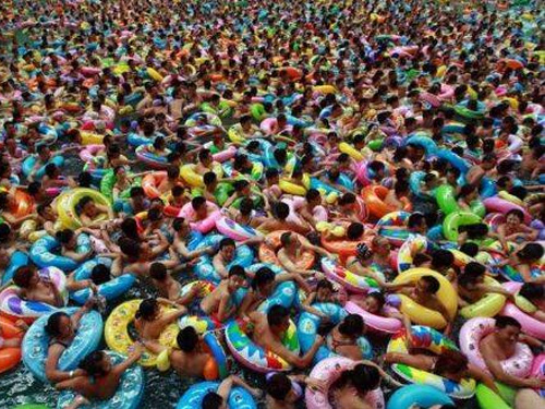 Una piscina con más personas que agua