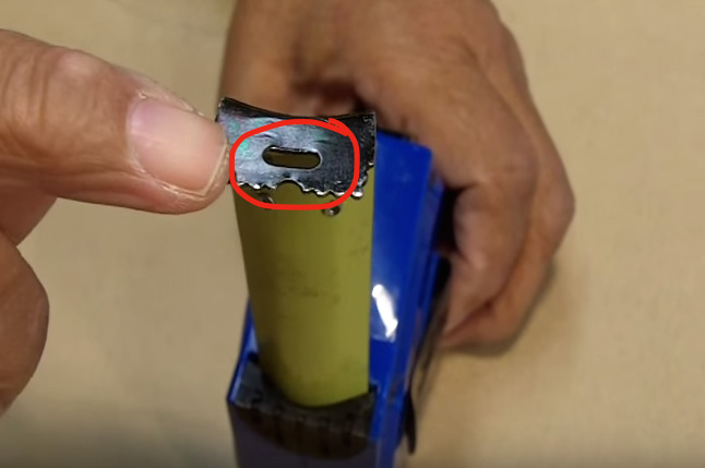 ¿Para que sirve el pequeño agujero que está en el extremo de la cinta métrica?