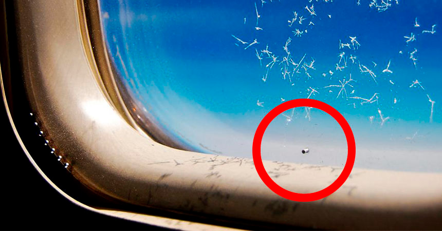 ¿Alguna vez has notado estos pequeños agujeros en las ventanas de aviones?