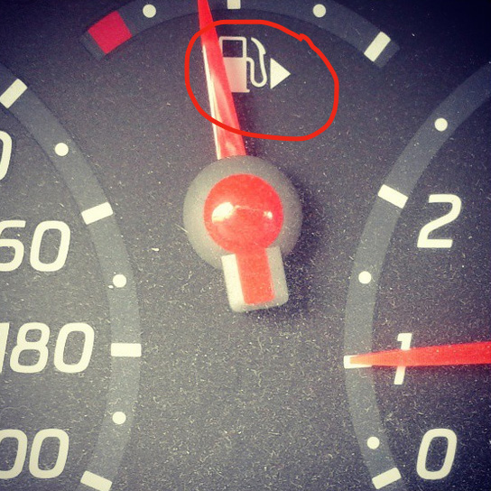 ¿Qué significa la flecha que está al lado del indicador de gasolina?