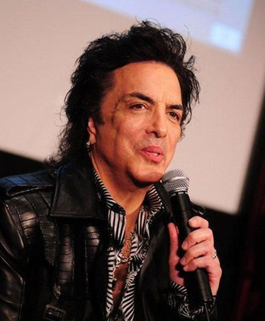 Paul Stanley tiene una oreja dañada