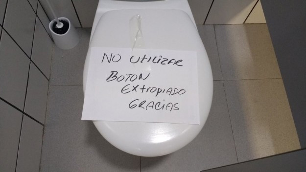 Los baños públicos siempre se extropean...