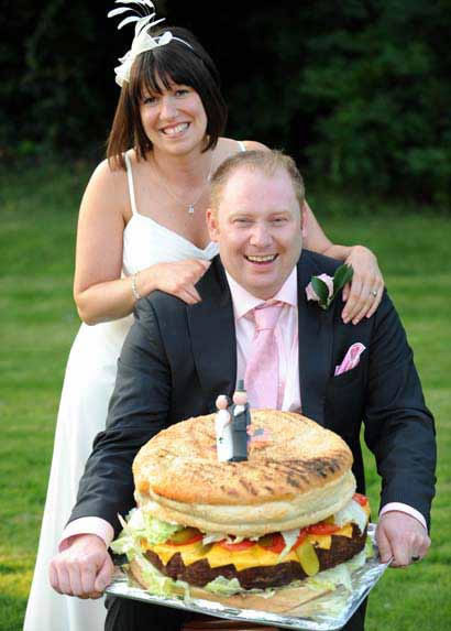 Esto se parece más a una hamburguesa que a un pastel de bodas, pero bueno es muy respetable...