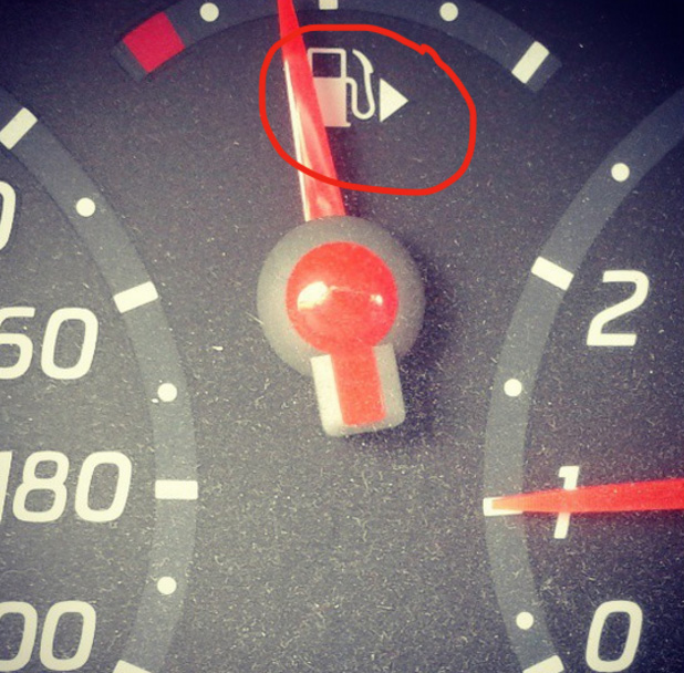 ¿Eres de los que tratan de adivinar de qué lado de tu coche está el tanque de gasolina cada vez que entras en la gasolinera?
