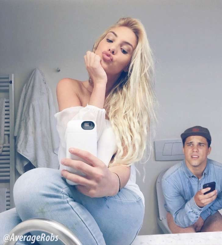 Amm... Hey Lele Pons ¿Te importaría salirte del baño?