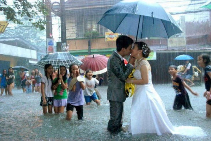 Nada más romántico que un beso bajo la lluvia...