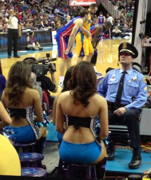 Guardia de seguridad en un juego de baloncesto