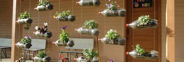 Recicla tus botellas de plástico y haz un jardín vertical