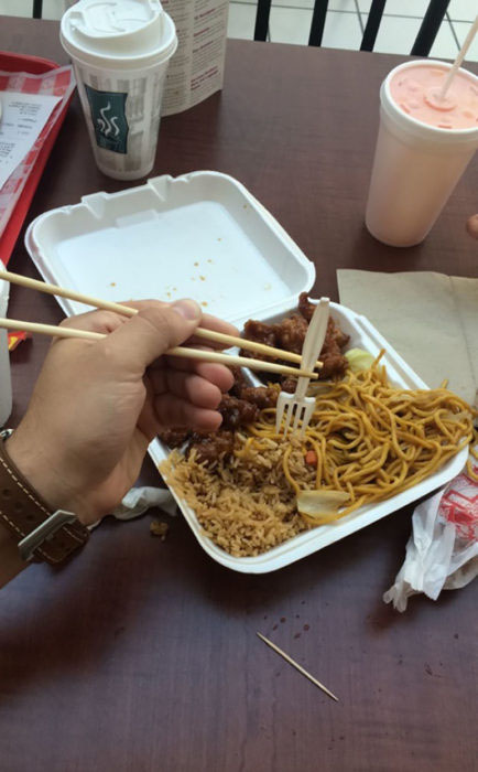 ¿Se te dificulta comer con palillos chinos?
