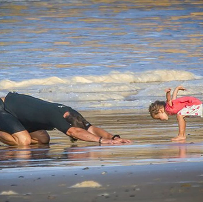 Les enseña yoga