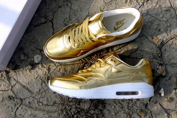 Gold-Pipped Nike Dunks - 6.000 dólares