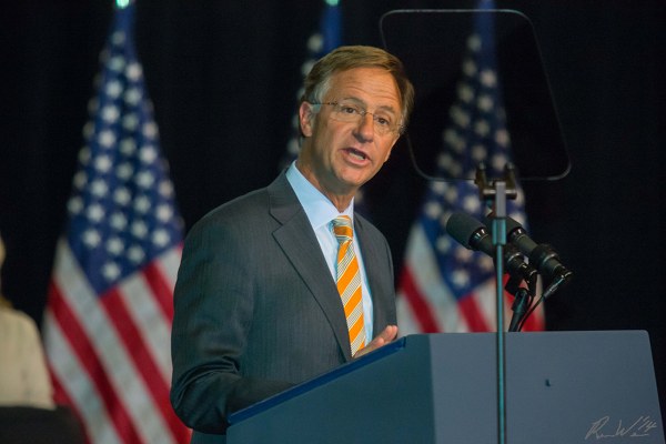 Bill Haslam - Gobernador de Tennessee - 2.100 MDD