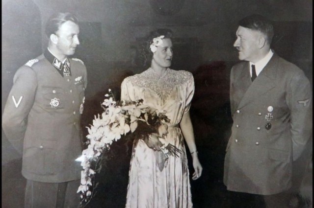 Hitler en una boda