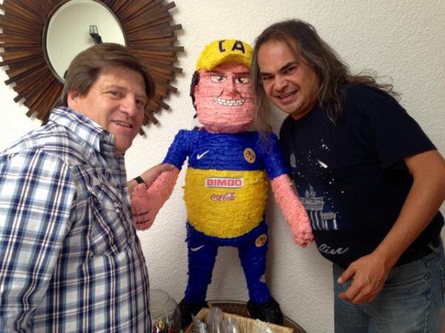 El Piojo Herrera y su piñata