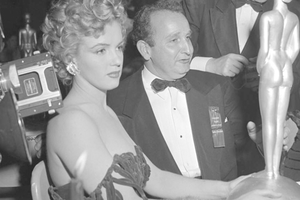 Marilyn molesta durante una entrega de premios