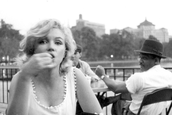 Marilyn Monroe almorzando