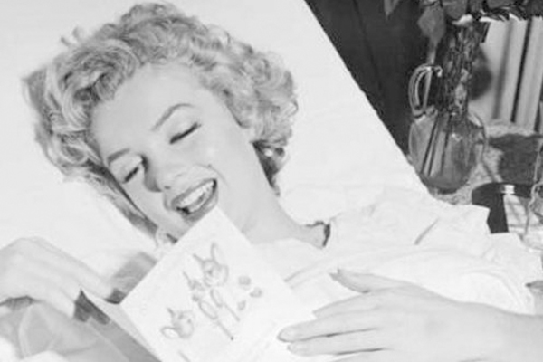 Marilyn recibiendo una tarjeta luego de una operación