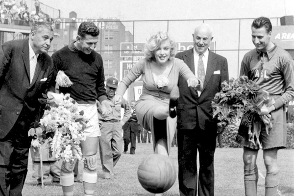 Marilyn jugando fútbol